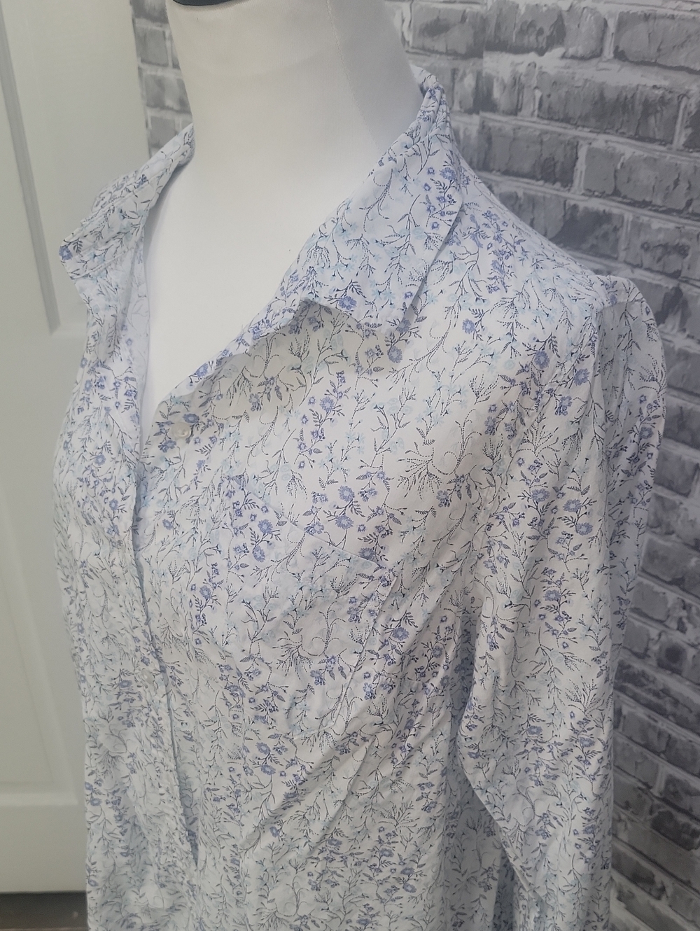 Old Navy The Classic Shirt White Cotton Button-Down Blue Floral Sprig Print Sz L